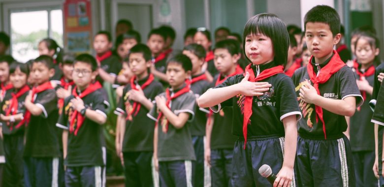 硕鼠批量下载队列管理界面，显示多个视频任务同时进行，进度条、文件大小和剩余时间清晰可见，背景为深蓝色界面风格